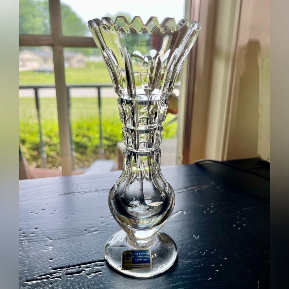 LAUSITZER, HIGH QUALITY CRYSTAL, BUD VASE. HAND CUT, 24% LEAD. 3”W X 7 1/4”H